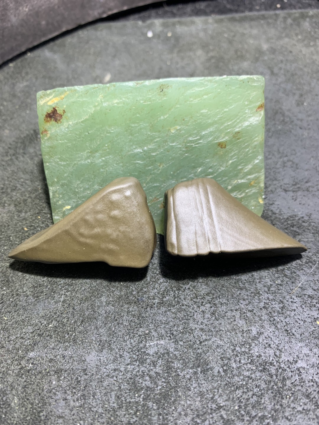 精美罕见新疆熟泥石地表籽料原石象形鞋把玩原石一对，寓意：知足常乐！