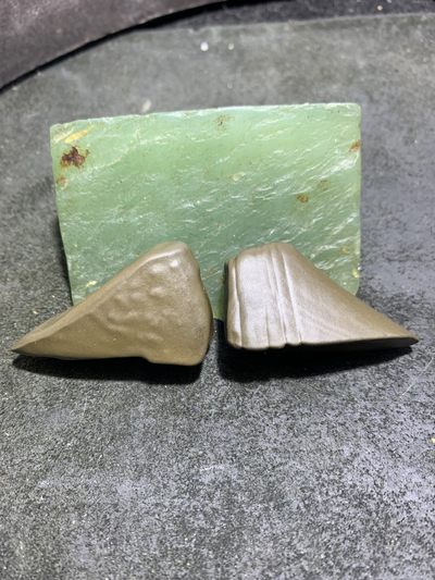 精美罕见新疆熟泥石地表籽料原石象形鞋把玩原石一对，寓意：知足常乐！ - 精美罕见新疆熟泥石地表籽料原石象形鞋把玩原石一对，寓意：知足常乐！