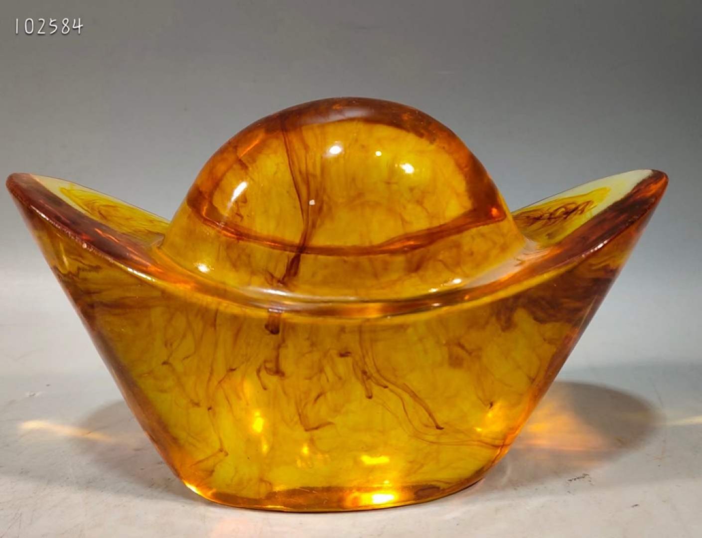 蜜蜡元宝摆件一对，做工精致，品相一流，尺寸重量如图