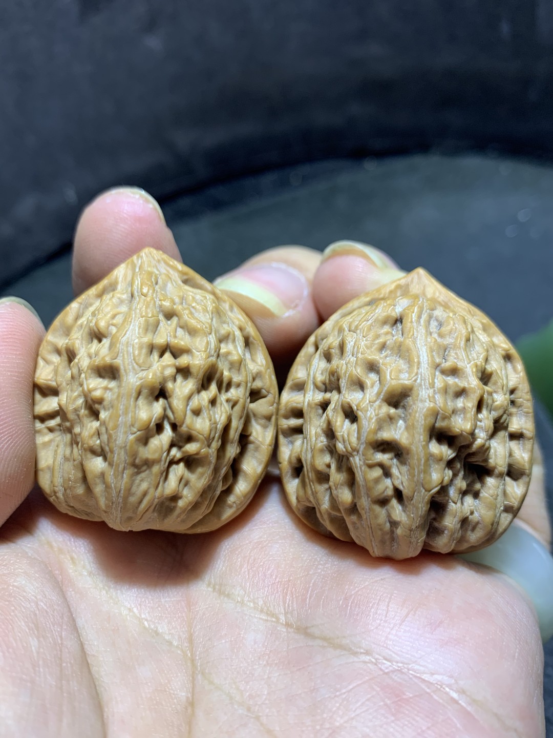 精美高端野生小众僧帽狮子头文玩麻核桃一对，