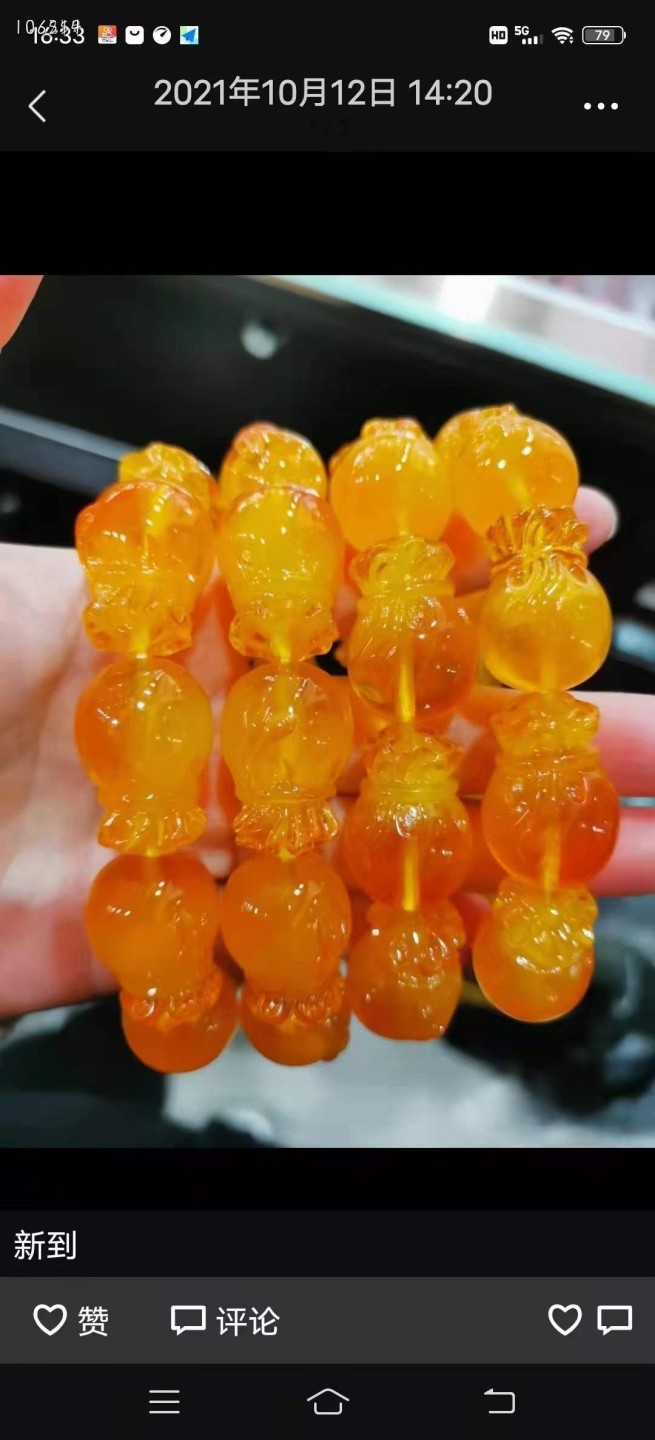 下乡偶得钱袋蜜蜡串四串，雕工精细，色如密，光如蜡，浑体通透，做工精致，品相一流！
