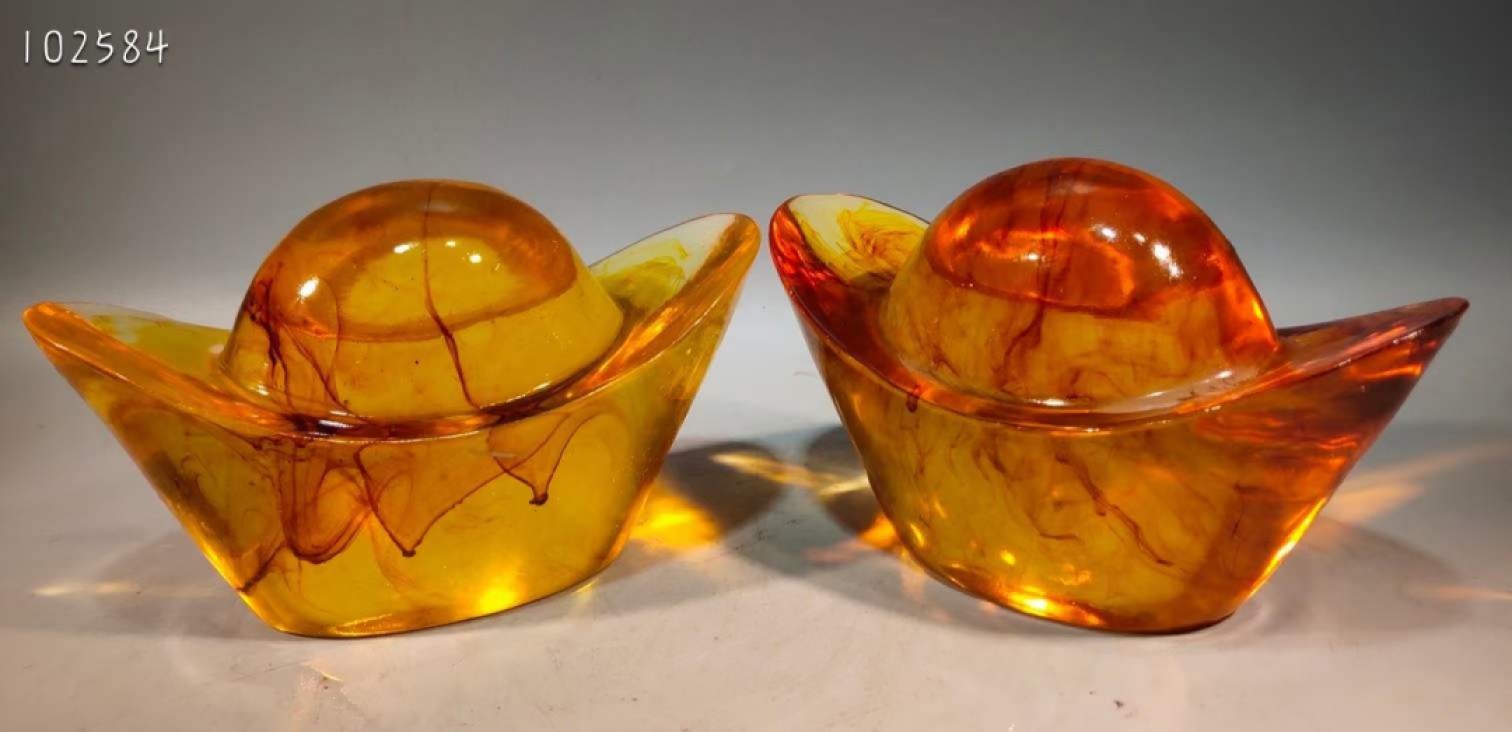 蜜蜡元宝摆件一对，做工精致，品相一流，尺寸重量如图