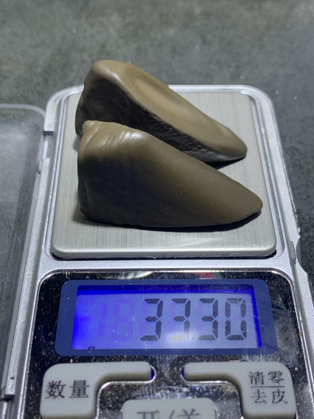 精美罕见新疆熟泥石地表籽料原石象形鞋把玩原石一对，寓意：知足常乐！