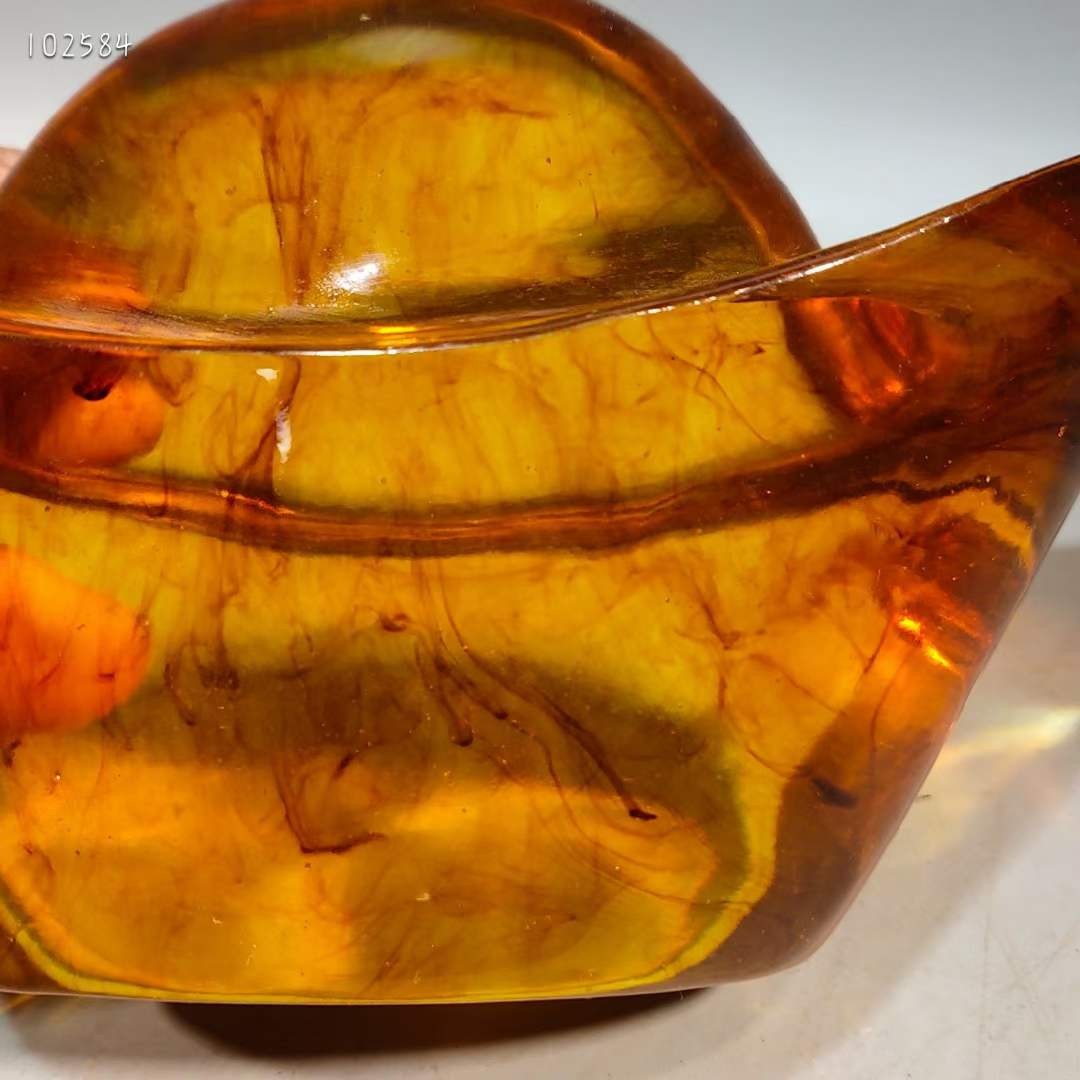 蜜蜡元宝摆件一对，做工精致，品相一流，尺寸重量如图