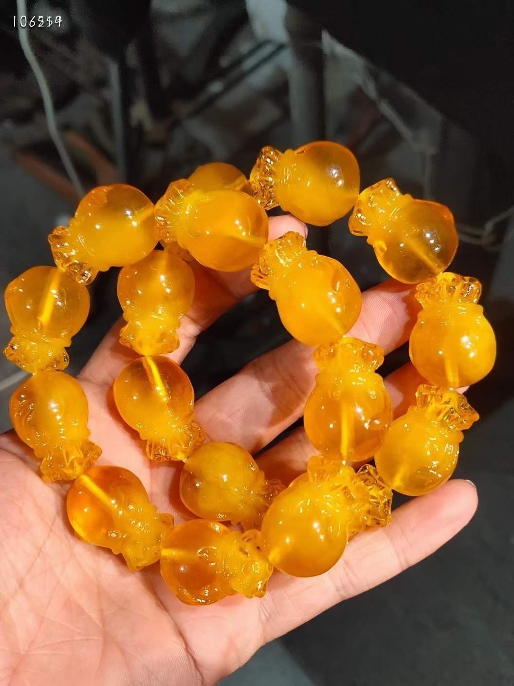 下乡偶得钱袋蜜蜡串四串，雕工精细，色如密，光如蜡，浑体通透，做工精致，品相一流！