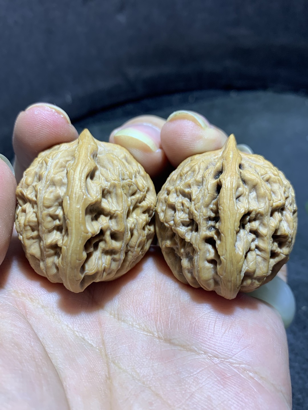精美高端野生小众僧帽狮子头文玩麻核桃一对，
