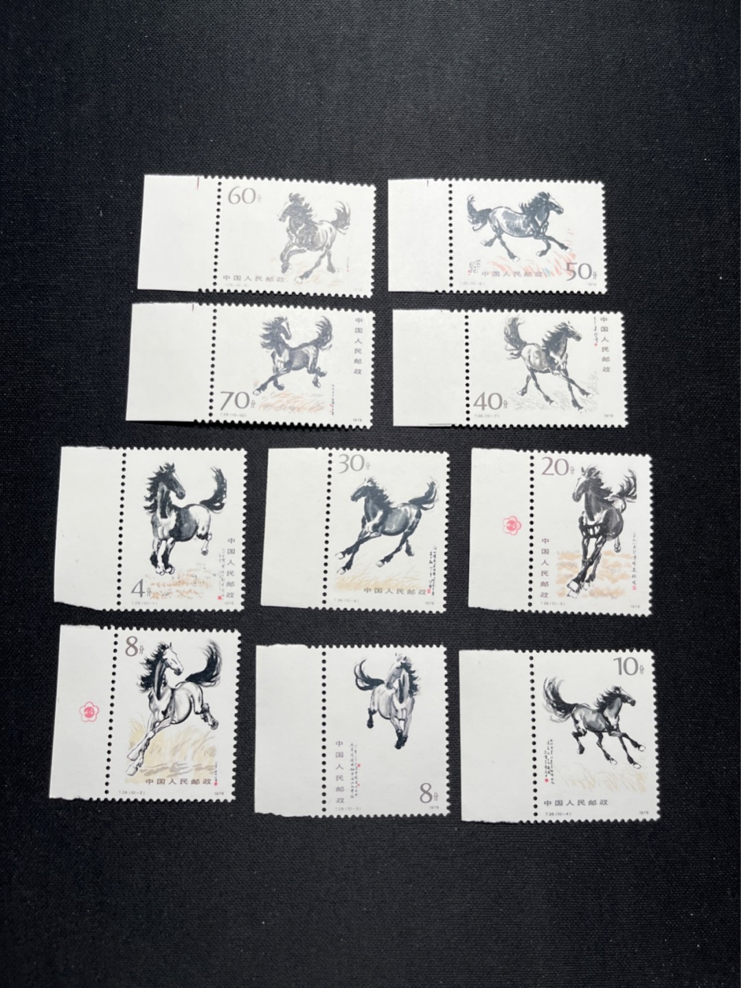 洪涛臻品 精选邮票限时拍卖第六十七期 T28奔马新全 顺左边纸，部分带梅花标，肉眼全品无瑕疵，状态极佳。紫光灯下轻微触痕，包肉眼全品原胶，比某涌所谓的全品只强不差。注意捡漏