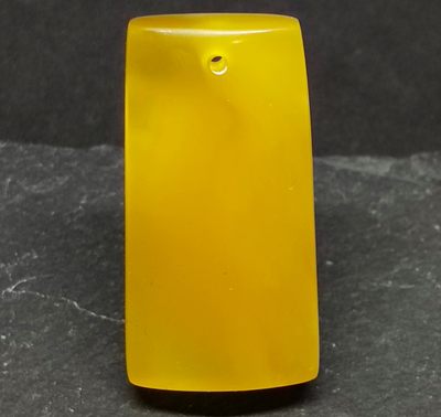 4.2克蜜蜡吊坠，牌子，精致小巧 - 4.2克蜜蜡吊坠，牌子，精致小巧