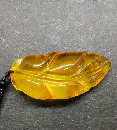 22克蜜蜡吊坠，金绞蜜雕刻件大业有成 - 22克蜜蜡吊坠，金绞蜜雕刻件大业有成