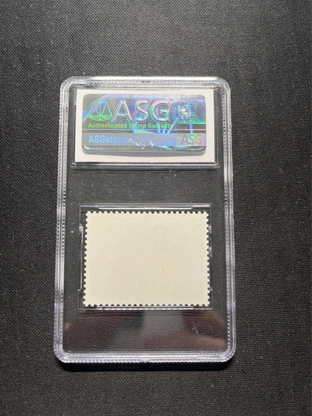 洪涛臻品 精选邮票限时拍卖第六十七期 文17知青4分★漏纽扣★ ASG95冠军分OG ，文革两大变体票，一是文18漏刺刀，二是文17漏纽扣。版撕精品送评，票全品无瑕疵，变体票存世量少，潜力巨大，喜欢不要错过，目前ASG评级处于初级阶段，注意趁早下手囤精品货，未来一定有意想不到的收获，(最后一图是漏纽扣变体对比图)