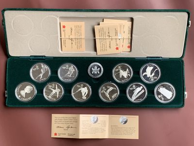 《竞宝斋》第110场-周日，周一 ，周四3场连拍（全场包邮） - 银币总重341克 原盒证书 加拿大 1988年冬奥纪念 20加元精制大银币 34.107克/枚 附带章一枚 非常漂亮 证书是七张