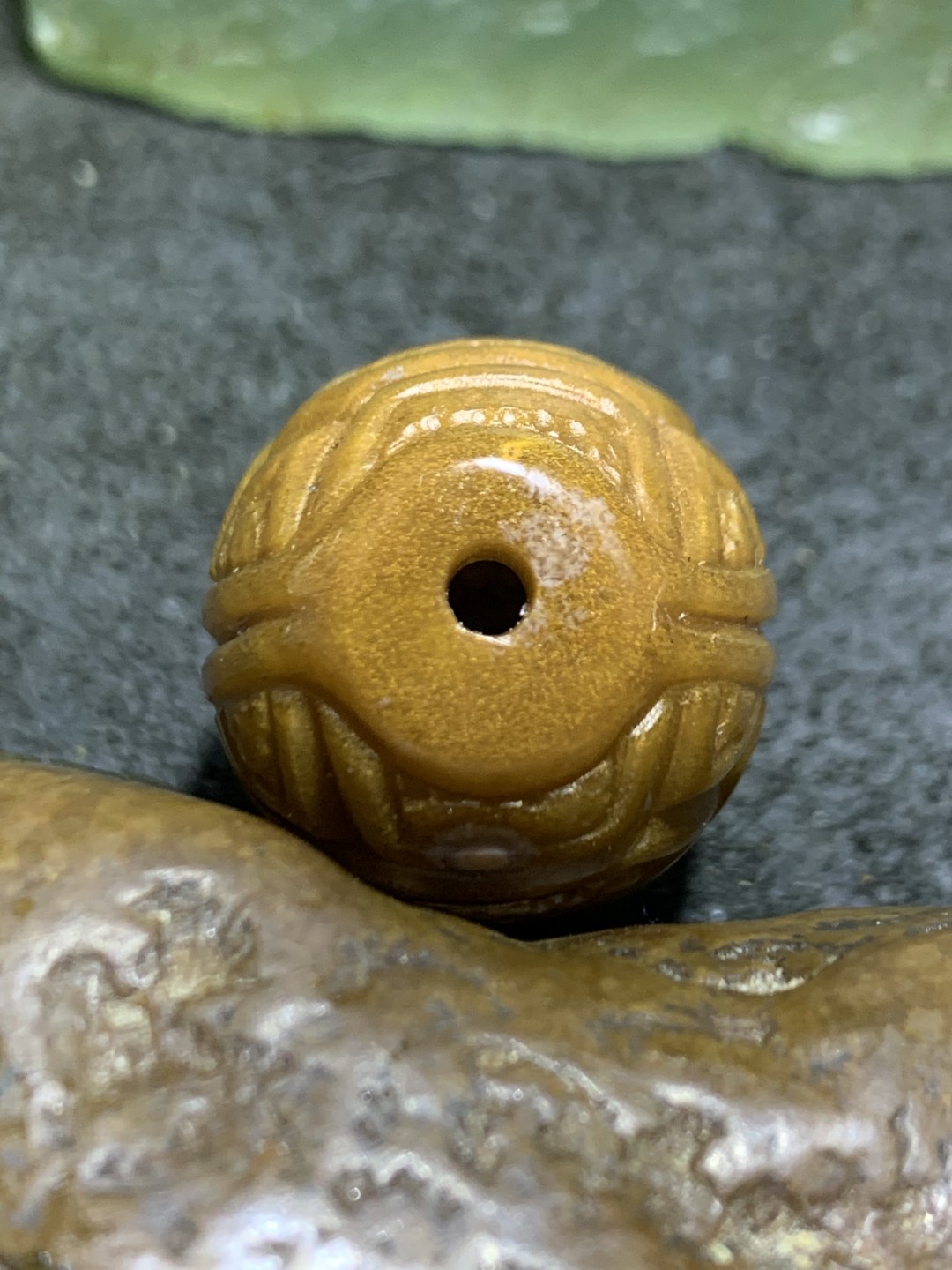 精美金沙战国红玛瑙双面雕刻龟壳桶珠一个，寓意：富甲天下，