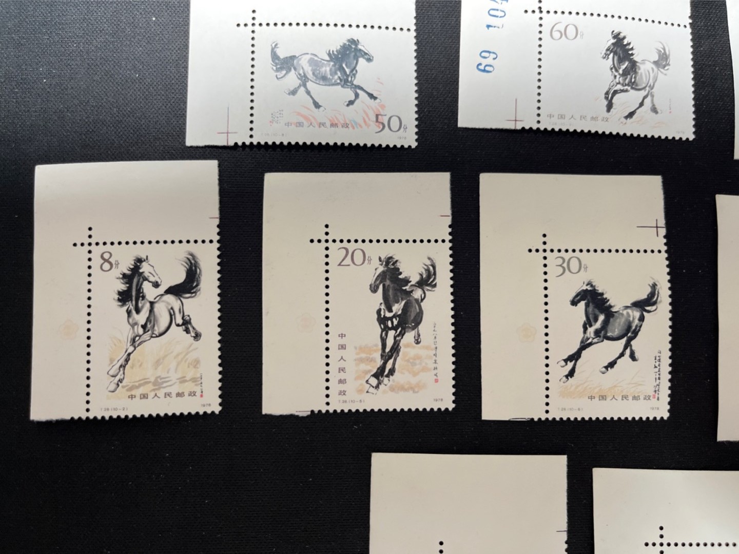 洪涛臻品 精选邮票限时拍卖第六十六期 T28奔马新全 直角边，三枚带梅花标，部分数字边，肉眼全品无瑕疵，状态极佳。紫光灯下触痕轻微触痕，包肉眼全品原胶，比某涌所谓的全品只强不差。注意捡漏
