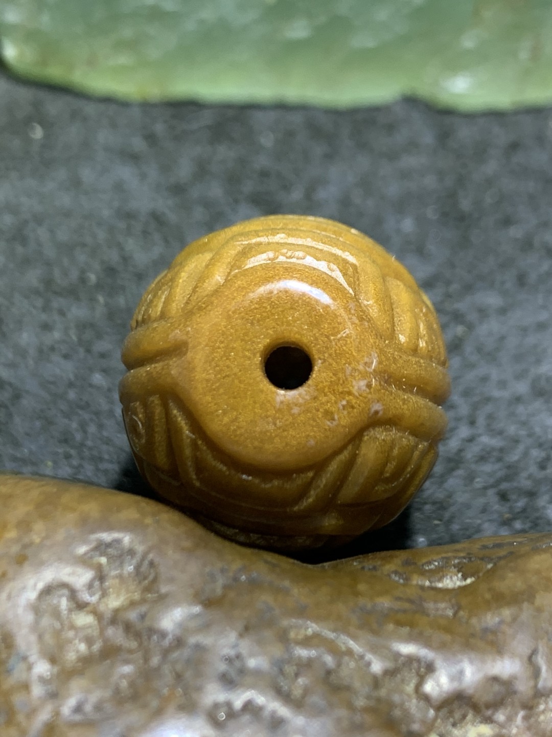 精美金沙战国红玛瑙双面雕刻龟壳桶珠一个，寓意：富甲天下，