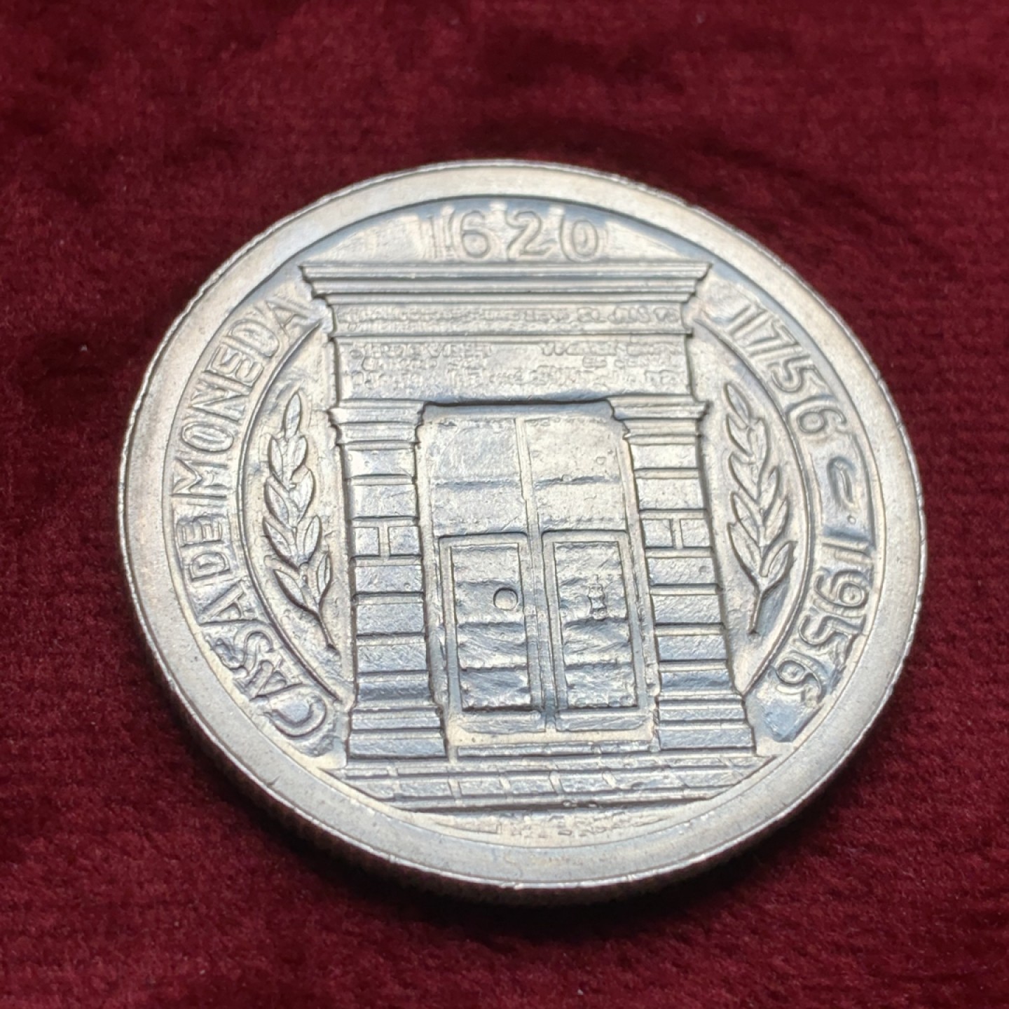 《竞宝斋》第110场-周日，周一 ，周四3场连拍（全场包邮） 哥伦比亚 1956年1比索 大银币 25克 900银