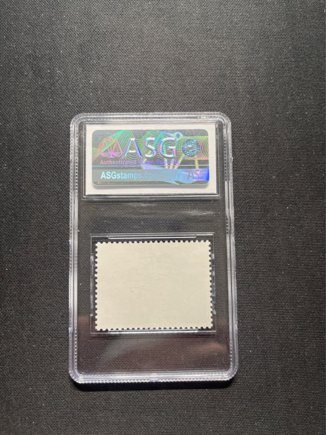 洪涛臻品 精选邮票限时拍卖第六十七期 文17知青4分★漏纽扣★ ASG85分OG ，文革两大变体票，一是文18漏刺刀，二是文17漏纽扣。版撕精品送评，票全品无瑕疵，85分超高性价比。变体票存世量少，潜力巨大，喜欢不要错过，目前ASG评级处于初级阶段，注意趁早下手囤精品货，未来一定有意想不到的收获，(最后一图是漏纽扣变体对比图)