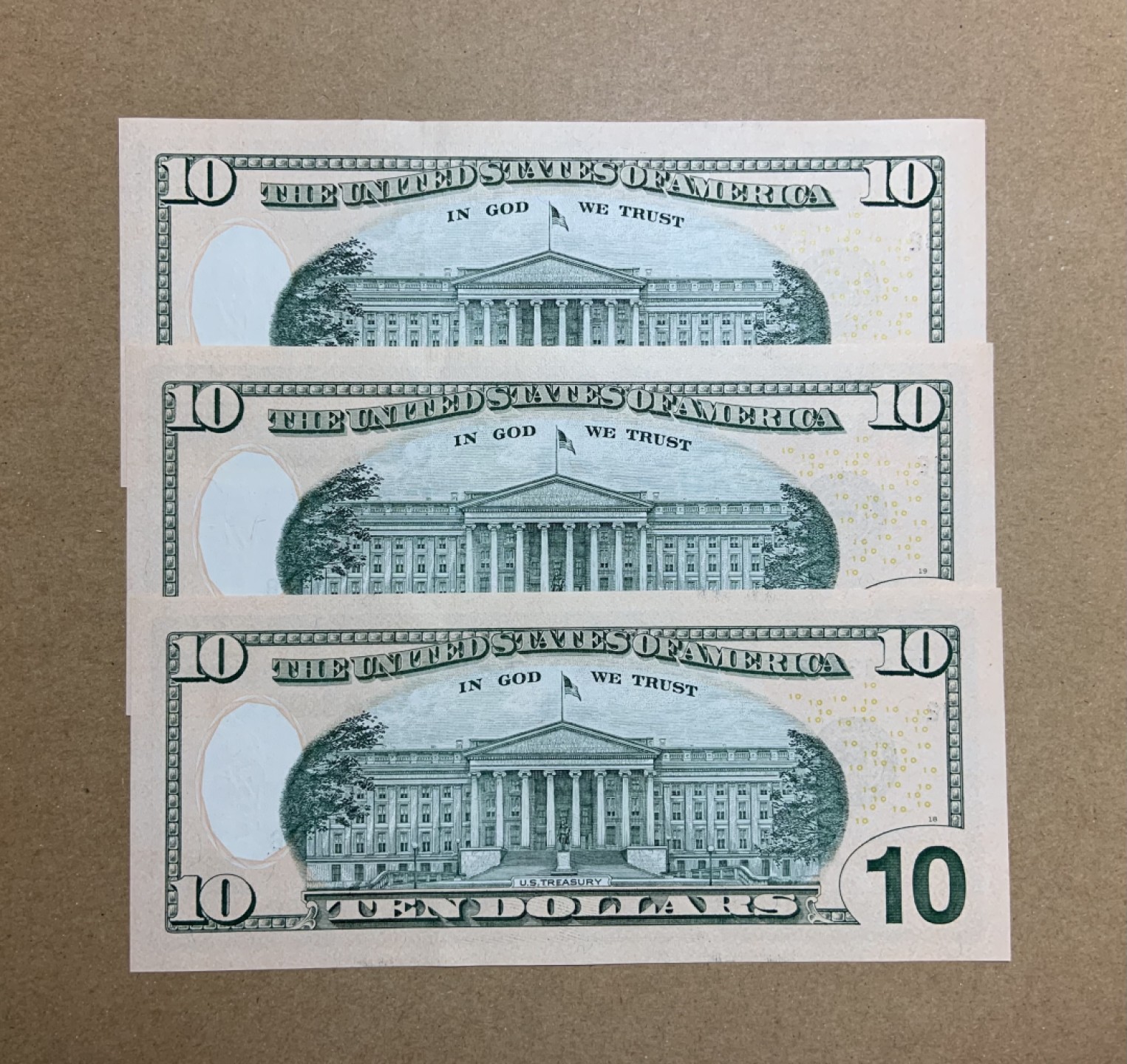 收藏联盟Quantum Auction 第202期拍卖 美国联邦储备券2017年10元三连号 品相全新UNC 号码无4且豹子号333开头