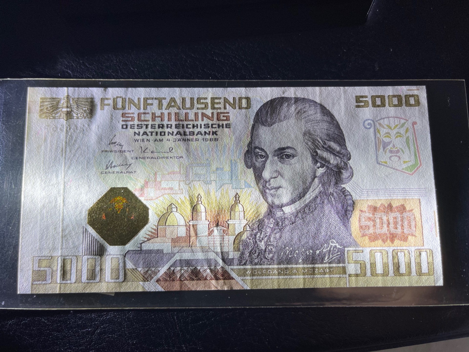 《外钞收藏家》第二百一十一期（欧洲四国精品专场） 奥地利1988年5000 先令	P-153	作曲家莫扎特 全新UNC