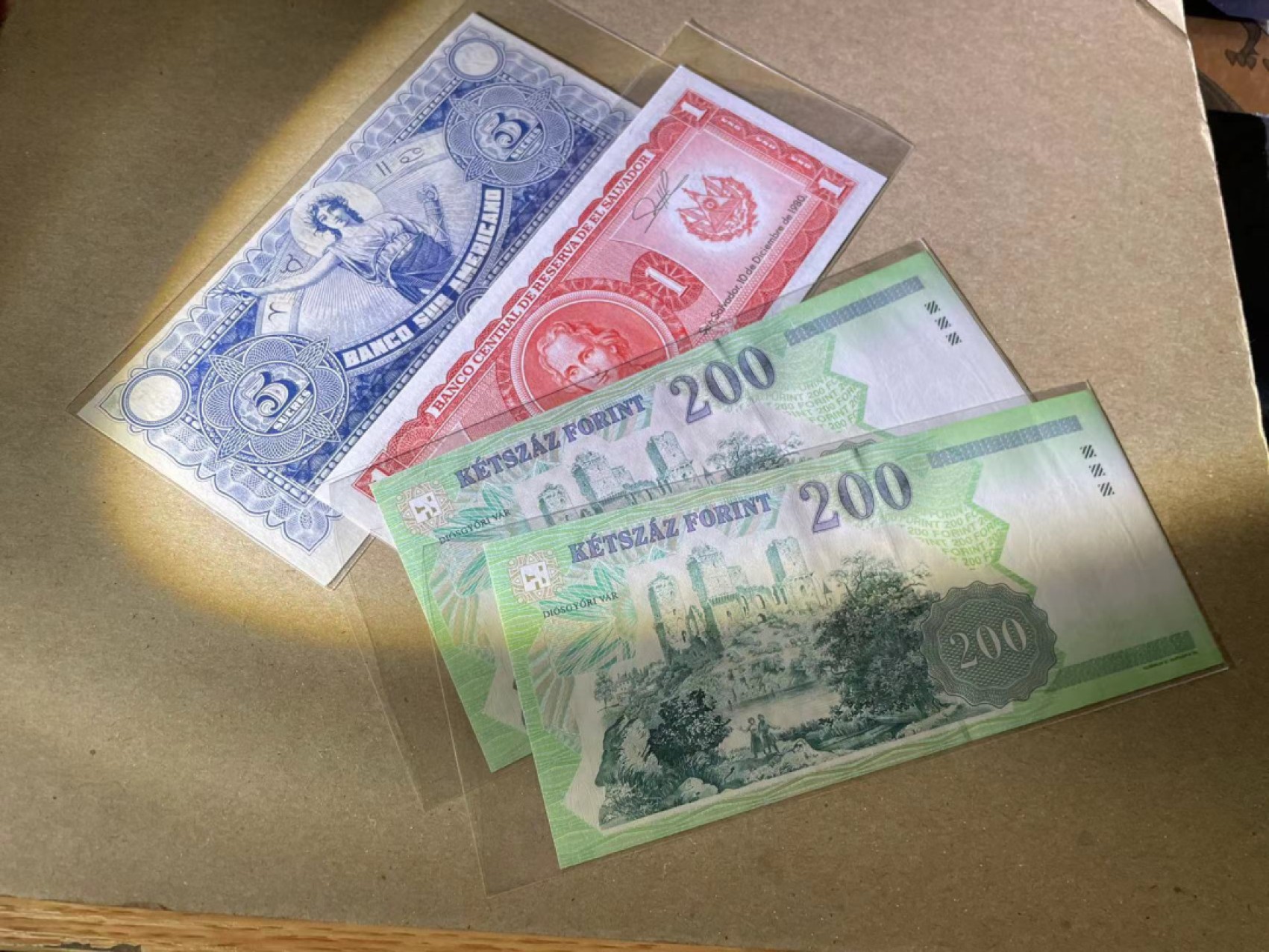 【Blue Auction】✨世界纸币精拍第243期——小双十一专场  【一组4张】匈牙利、萨尔瓦多、厄瓜多尔纸币一组 全新UNC