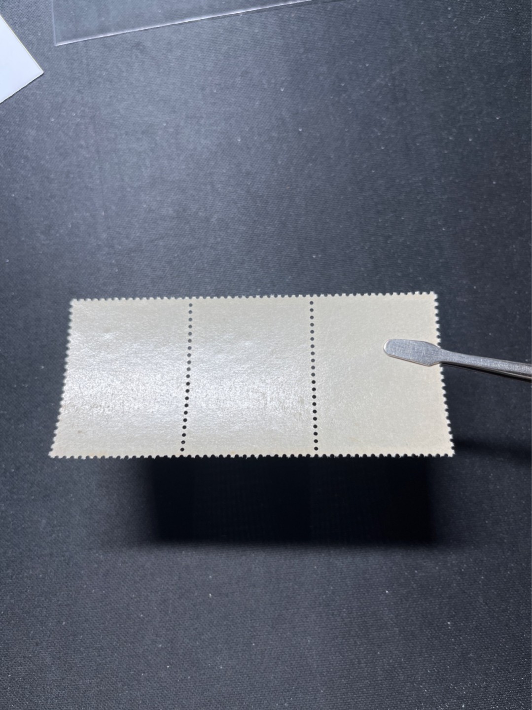 洪涛臻品 精选邮票限时拍卖第六十八期 特46唐三彩 8-2盖销 3连一组★版撕票，轻微胶干，轻微胶色不均匀★解放初的经典票，整版撕开，面艳胶白，票挺洁净，齿孔完美，收藏评级两相宜。老纪特的版票资源十分稀缺难寻，机会来临时必须抓住。（近期成交价见尾图 ）