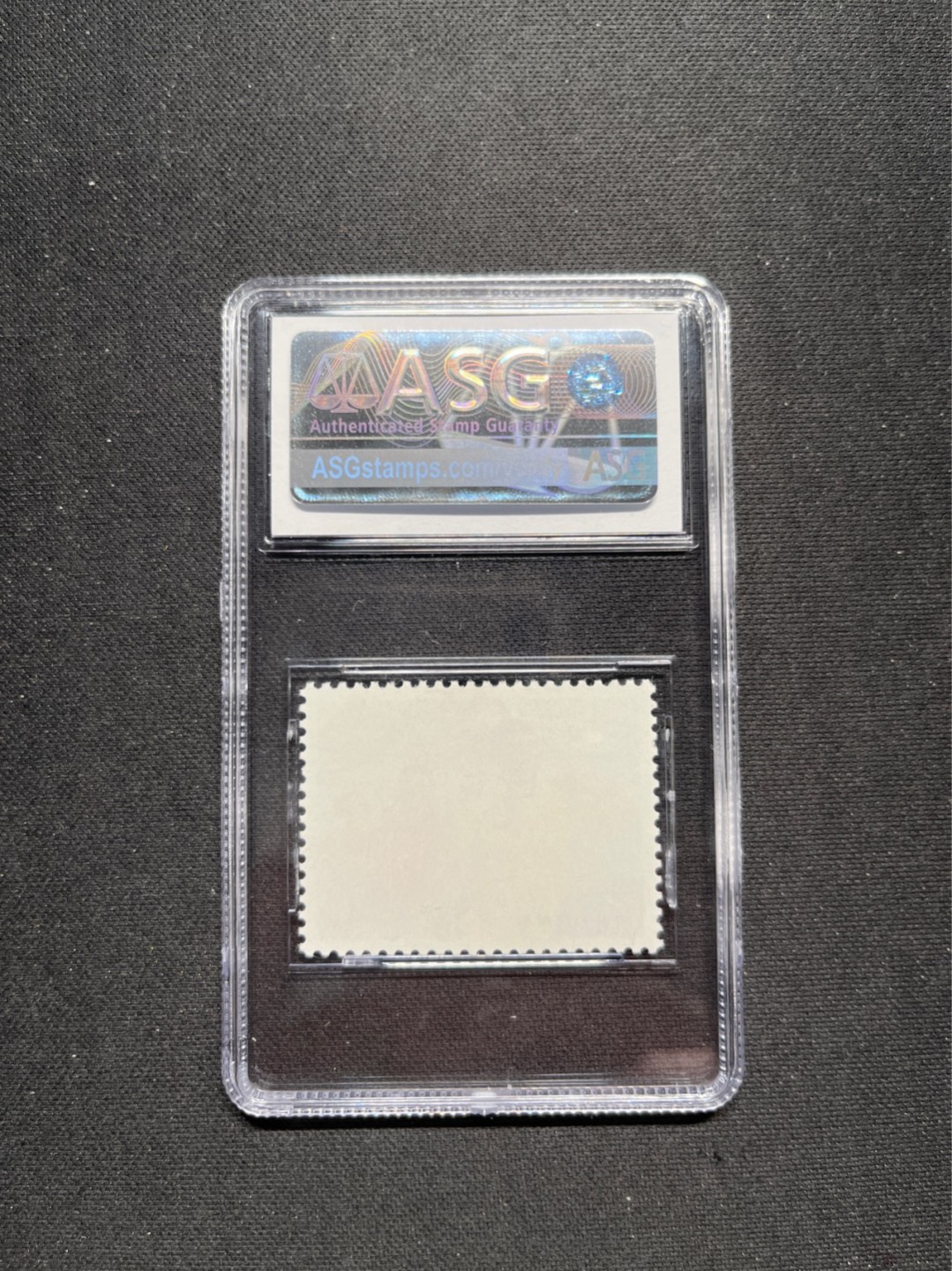 洪涛臻品 精选邮票限时拍卖第六十八期 文17知青4分★漏纽扣★ ASG85分OG ，文革两大变体票，一是文18漏刺刀，二是文17漏纽扣。版撕精品送评，票全品无瑕疵，85分超高性价比。变体票存世量少，潜力巨大，喜欢不要错过，目前ASG评级处于初级阶段，注意趁早下手囤精品货，未来一定有意想不到的收获，(最后一图是漏纽扣变体对比图)