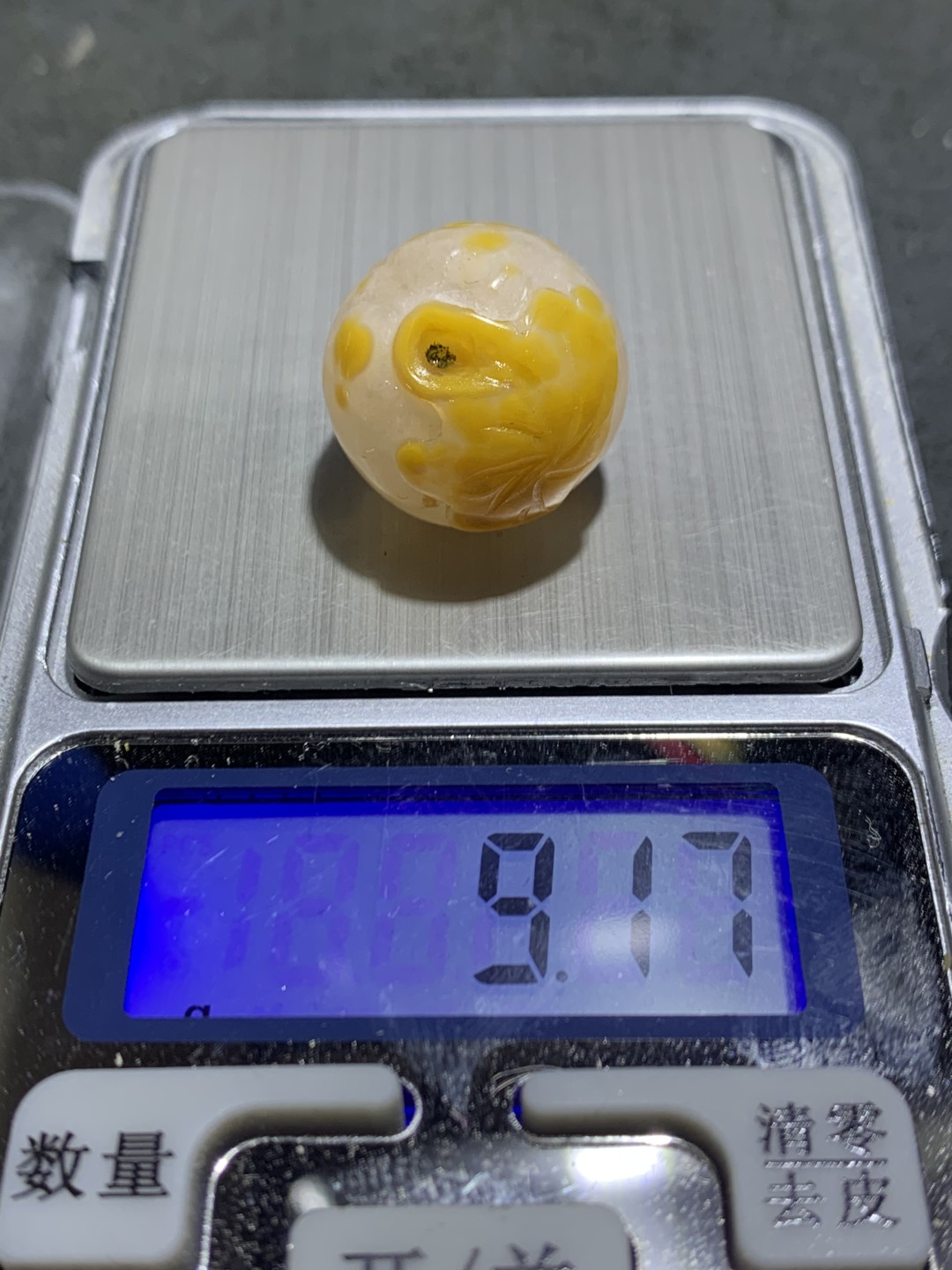 精美冰飘战国红玛瑙俏色巧雕金荷叶珠一个，寓意：和和美美