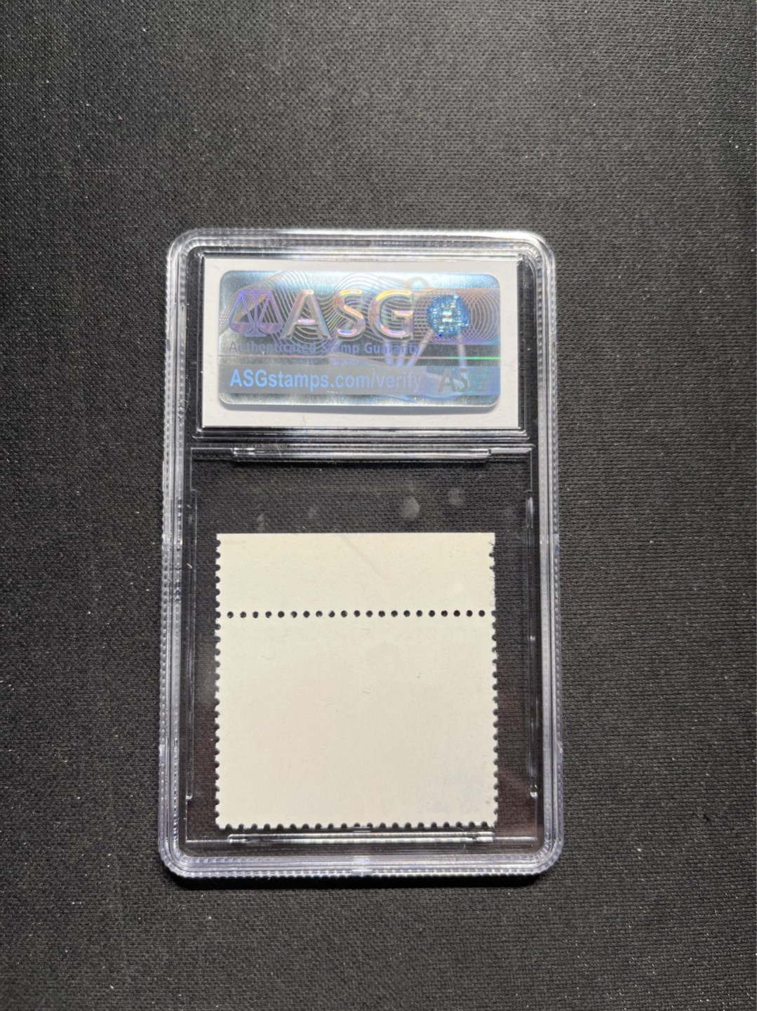 洪涛臻品 精选邮票限时拍卖第六十八期 文17知青4分★漏纽扣★ ASG95冠军分OG ，文革两大变体票，一是文18漏刺刀，二是文17漏纽扣。版撕精品送评，票全品无瑕疵，变体票存世量少，潜力巨大，喜欢不要错过，目前ASG评级处于初级阶段，注意趁早下手囤精品货，未来一定有意想不到的收获，(最后一图是漏纽扣变体对比图)