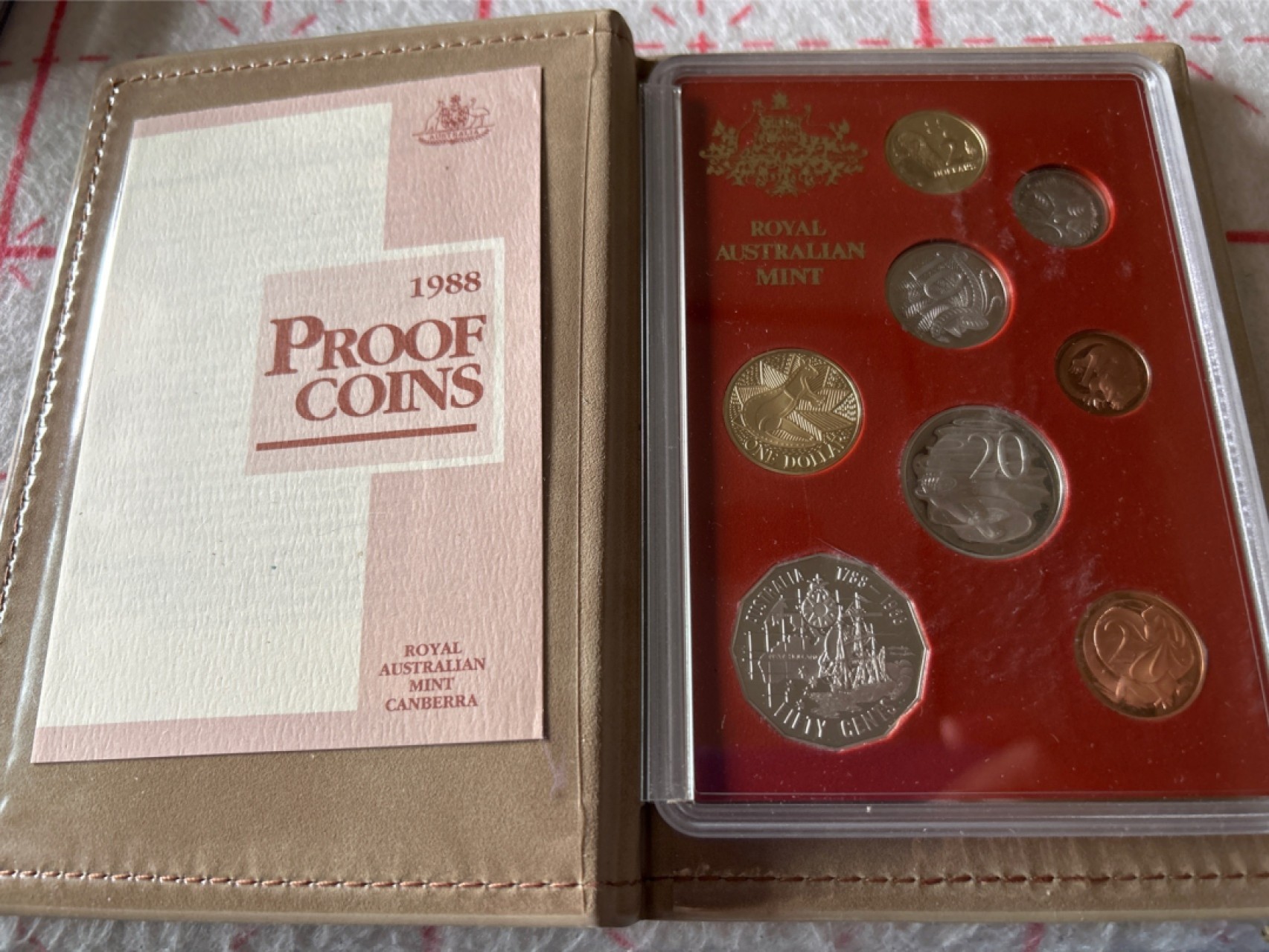 收藏联盟Quantum Auction 第203期拍卖 硬币场 1988年澳大利亚皇家造币厂出品精制币套装 精美皮制装帧 个别币有氧化