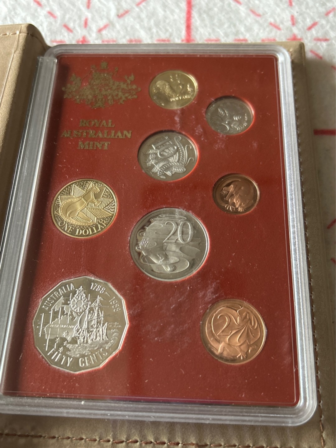 收藏联盟Quantum Auction 第203期拍卖 硬币场 1988年澳大利亚皇家造币厂出品精制币套装 精美皮制装帧 个别币有氧化