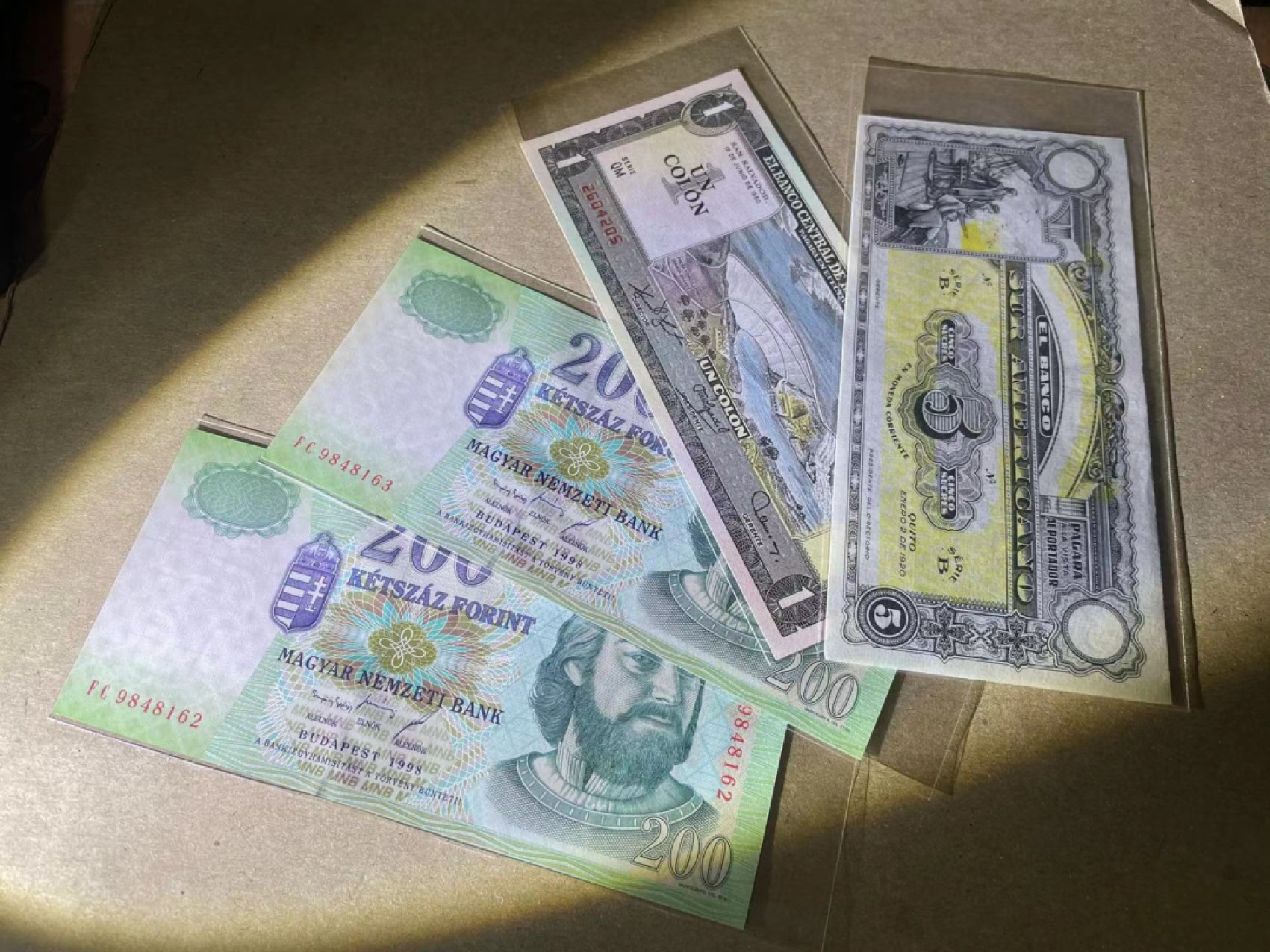 【Blue Auction】✨世界纸币精拍第243期——小双十一专场  【一组4张】匈牙利、萨尔瓦多、厄瓜多尔纸币一组 全新UNC