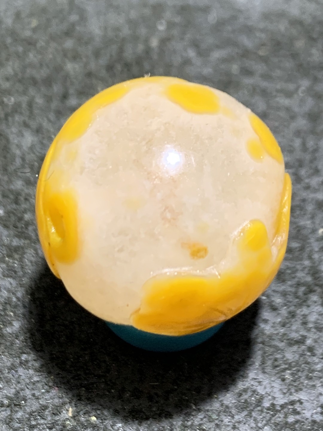 精美冰飘战国红玛瑙俏色巧雕金荷叶珠一个，寓意：和和美美