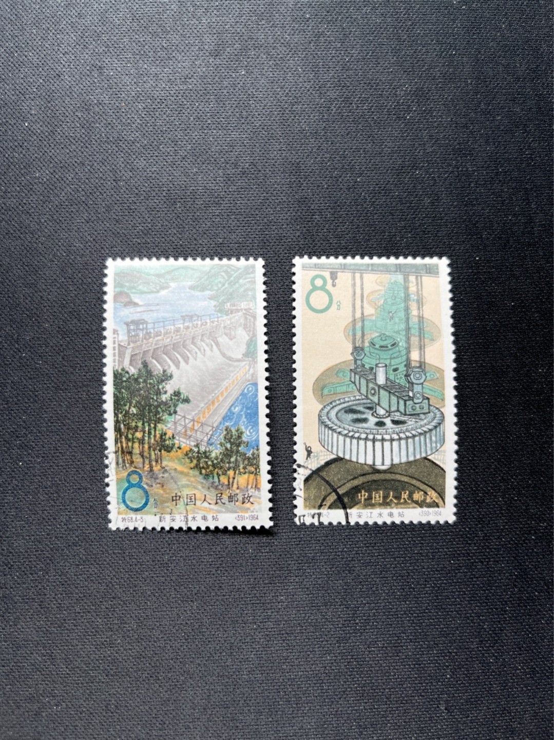 洪涛臻品 精选邮票限时拍卖第六十九期 特68新安江4-24-3两枚盖销，★品相可以用完美来形容，版撕全品嘎嘎绝 背胶雪白。解放初的经典票，整版撕开，面艳胶白，票挺洁净，齿孔完美。老纪特的版票资源十分稀缺难寻，机会来临时必须抓住。