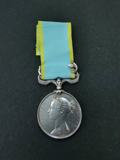 盛世勋华——号角文化勋章专场拍卖第58期  （加群请加微信） - 英国1854年克里米亚战争奖章 带战役条 银制 少见带刻名 授予英国第19轻步兵团