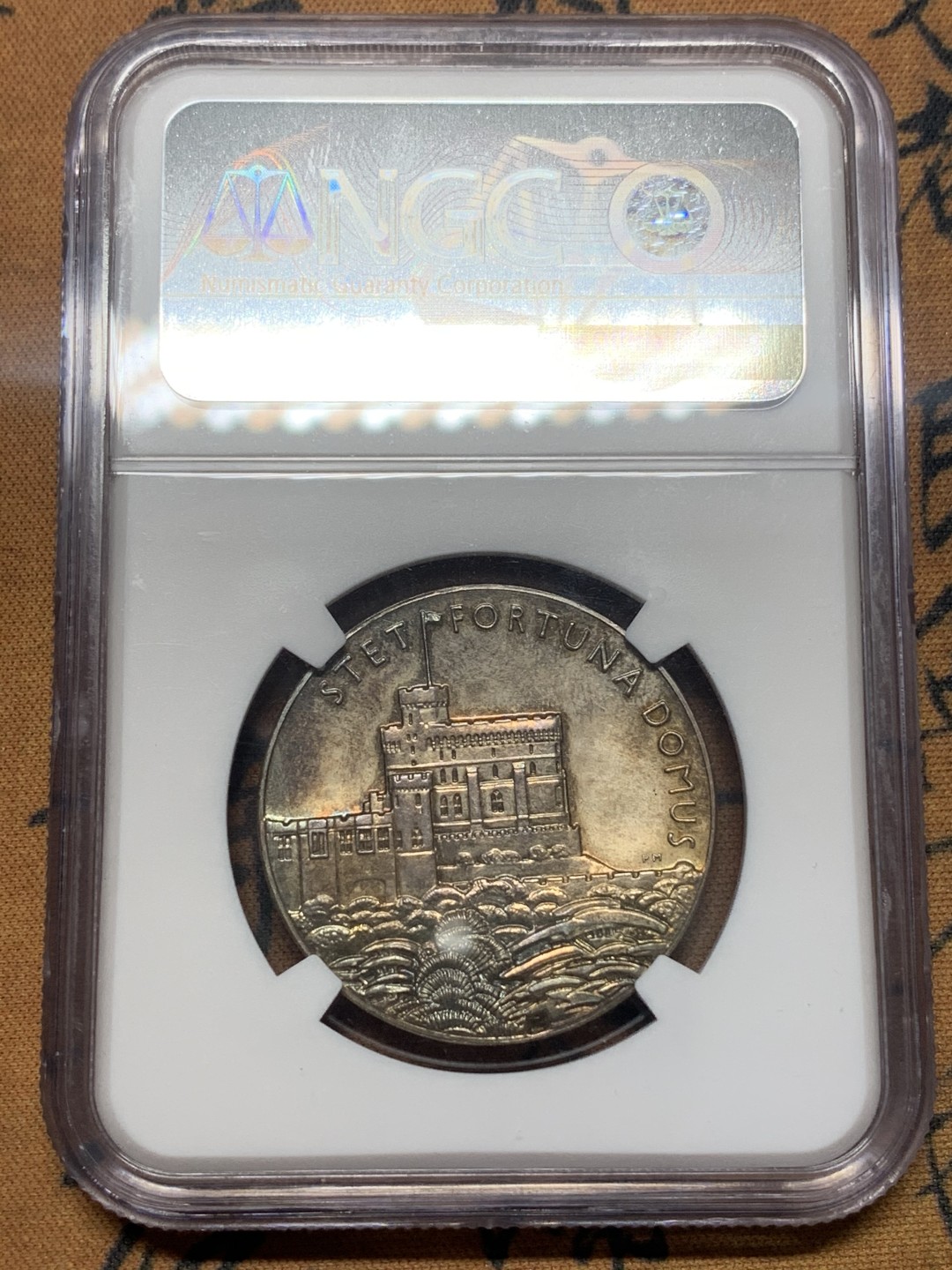 《竞宝斋》第111场-周日，周一 ，2场连拍（全场包邮） NGC MS62 英国1935年乔治五世登基25周年纪念银章原光五彩