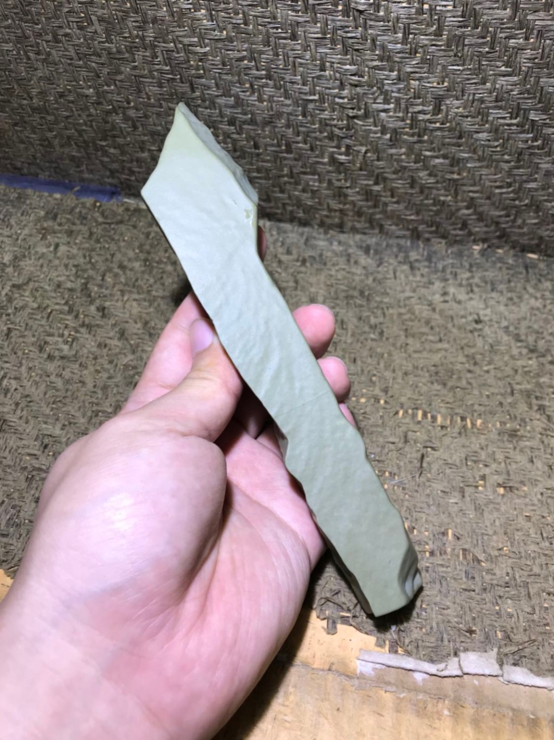 精美新疆绿泥石原石把件（镇纸，笔架，摆件） 一块