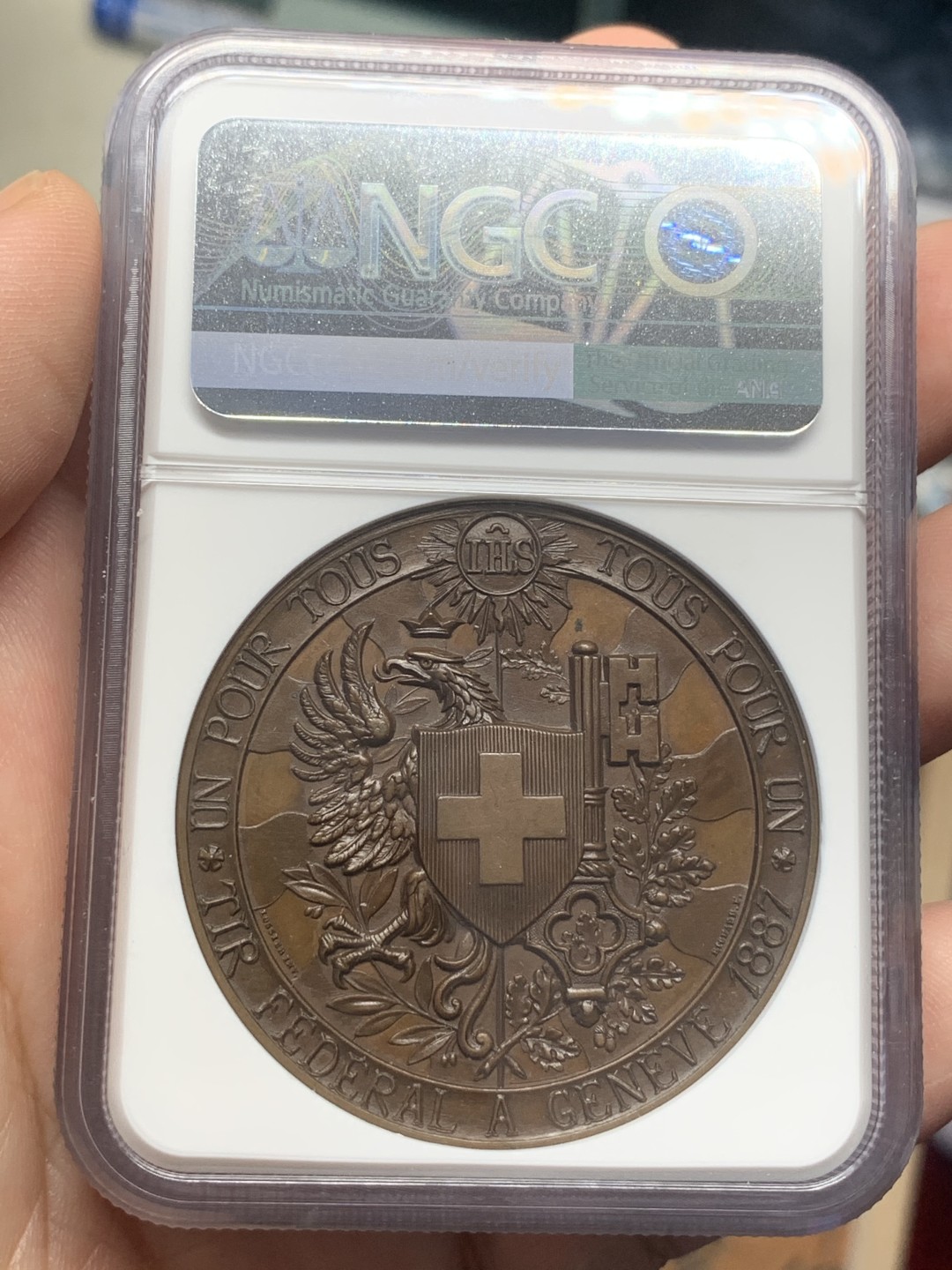 《竞宝斋》第111场-周日，周一 ，2场连拍（全场包邮） NGC MS64 高分 瑞士1887年 日内瓦射击节铜章高浮雕状态 加厚盒装  45mm 57.5克 巧克力包浆