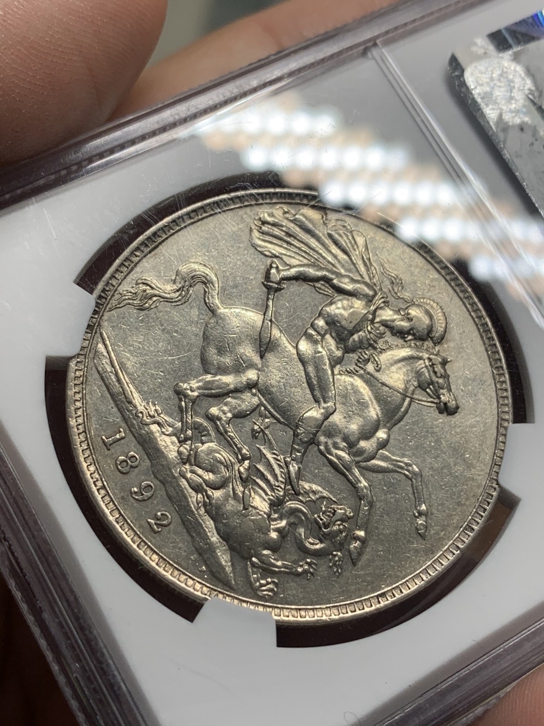 《竞宝斋》第111场-周日，周一 ，2场连拍（全场包邮） NGC AU55 英国 1892年 维多利亚 高冠 克朗马剑大银币 书上最少的一年 这个细节不错，可藏