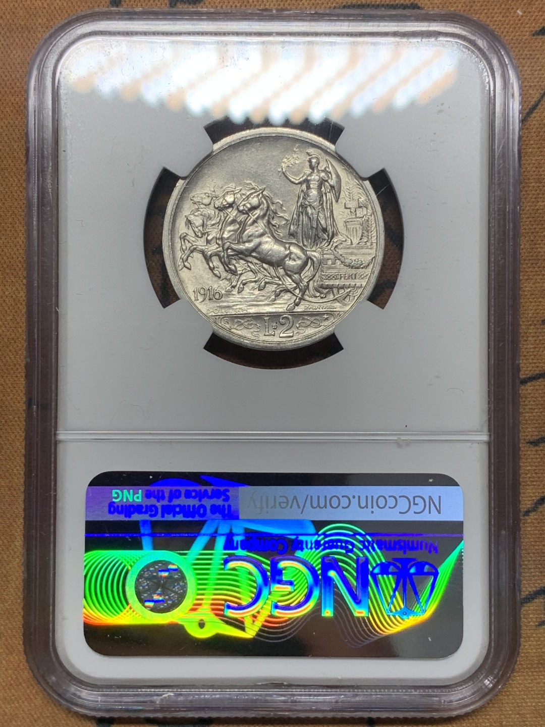 《竞宝斋》第111场-周日，周一 ，2场连拍（全场包邮） NGC-AU55 意大利1916-R年 胜利马车2里拉银币 原光好品 这个感觉低评