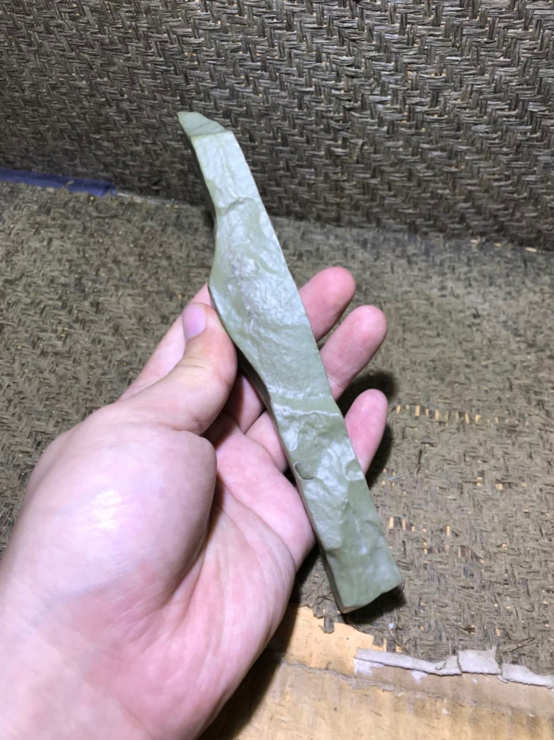 精美新疆绿泥石原石把件（镇纸，笔架，摆件） 一块
