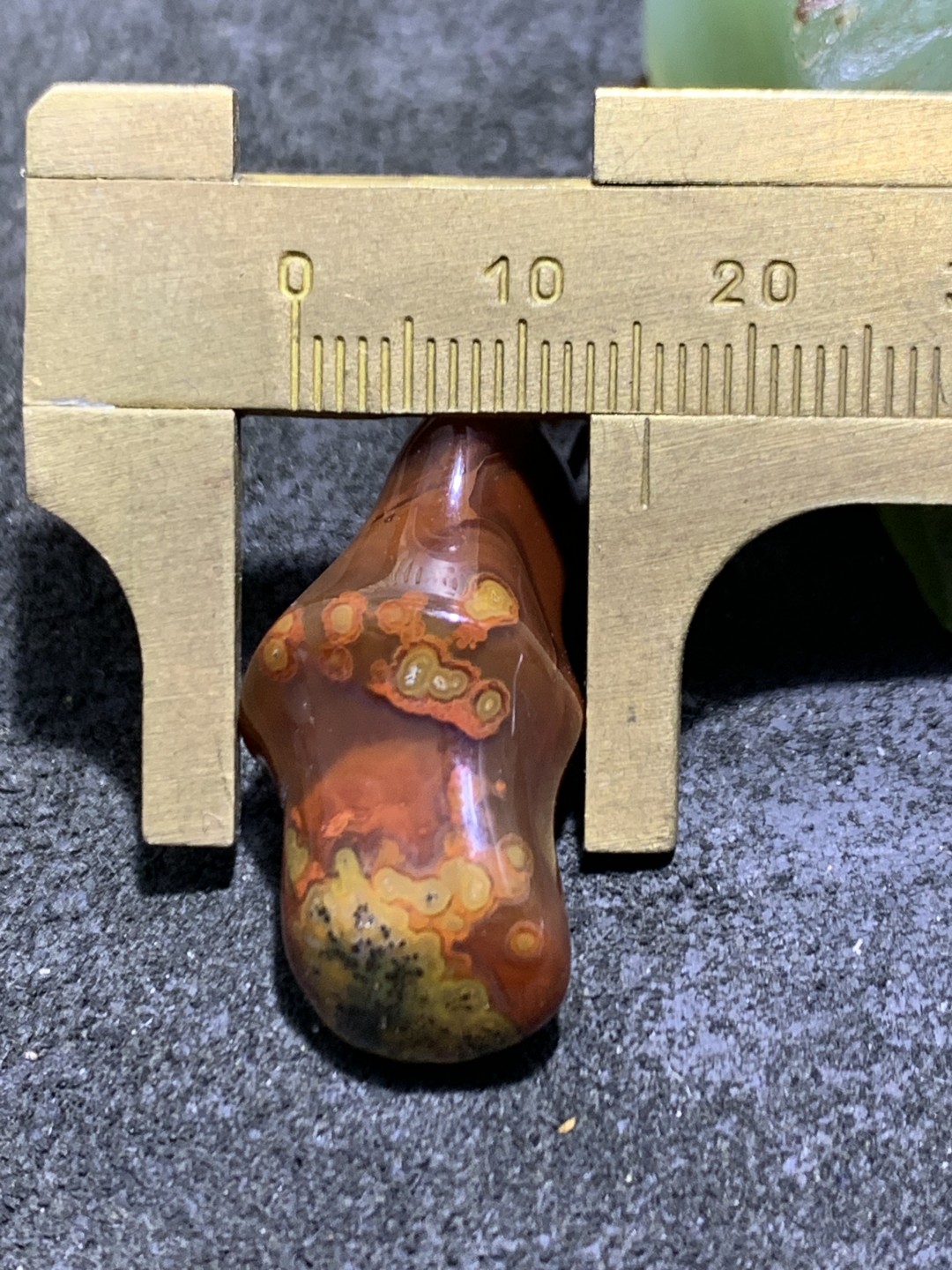 战国红玛瑙雕刻竹节通货吊坠一个，