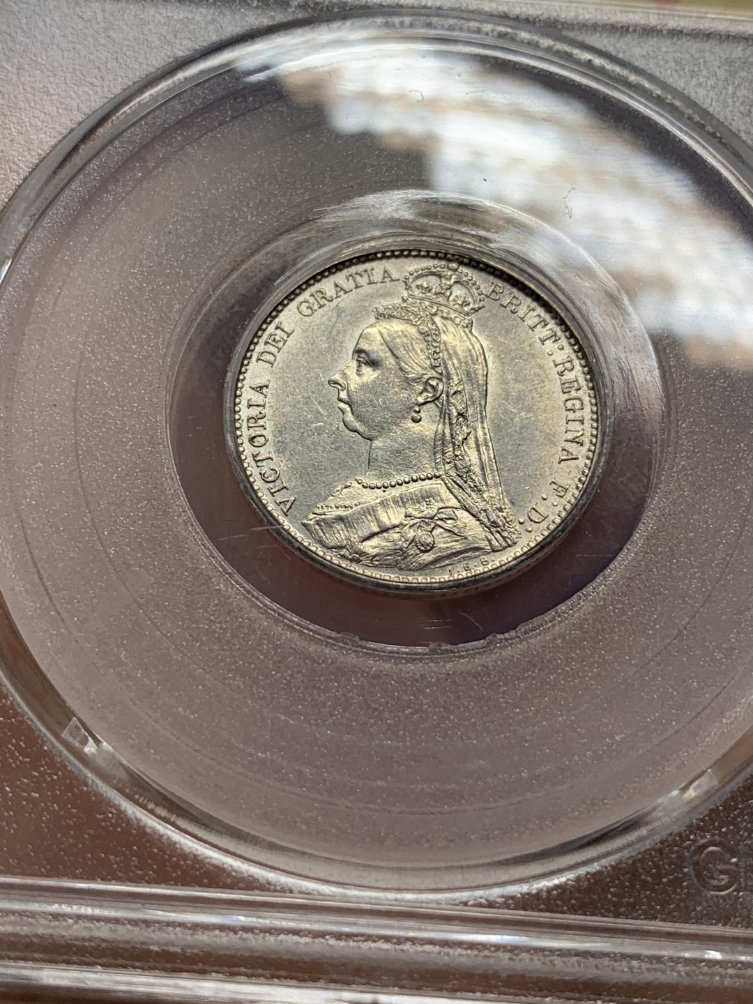 《竞宝斋》第111场-周日，周一 ，2场连拍（全场包邮） 公博 MS61 英国 1887年 维多利亚女王 高冠版 6便士银币 高点具在 磨损小