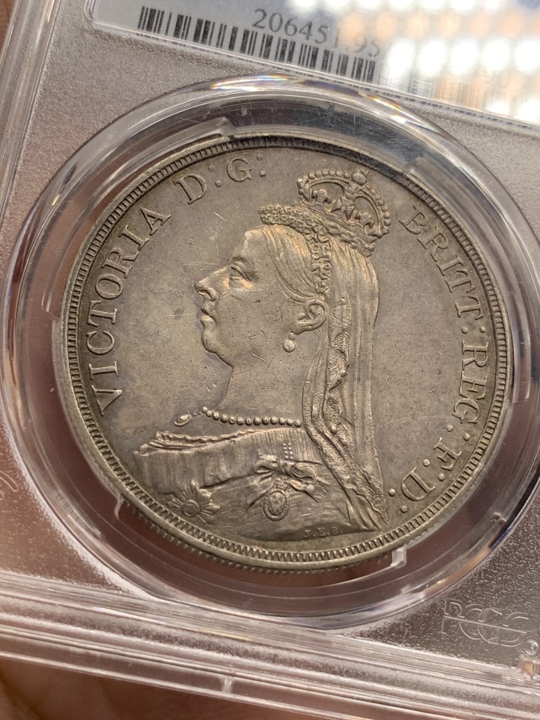 《竞宝斋》第111场-周日，周一 ，2场连拍（全场包邮） PCGS AU好品 英国1887年维多利亚高冠马剑一克朗银币背面非常好正面脸上一个小划痕 适为包浆磨损