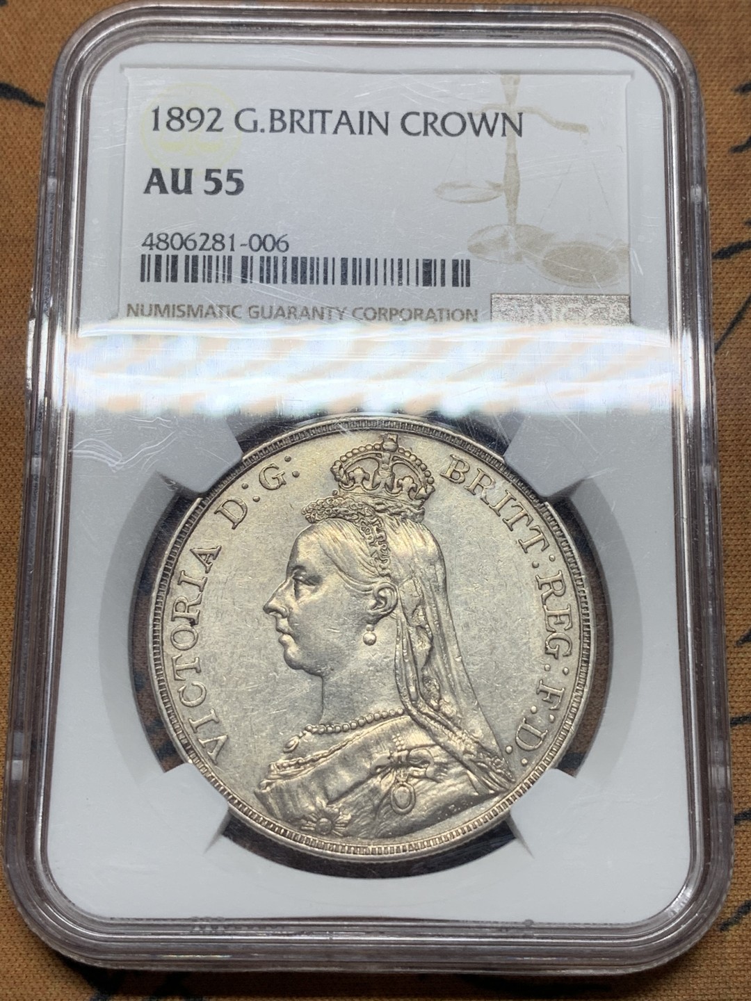 《竞宝斋》第111场-周日，周一 ，2场连拍（全场包邮） NGC AU55 英国 1892年 维多利亚 高冠 克朗马剑大银币 书上最少的一年 这个细节不错，可藏