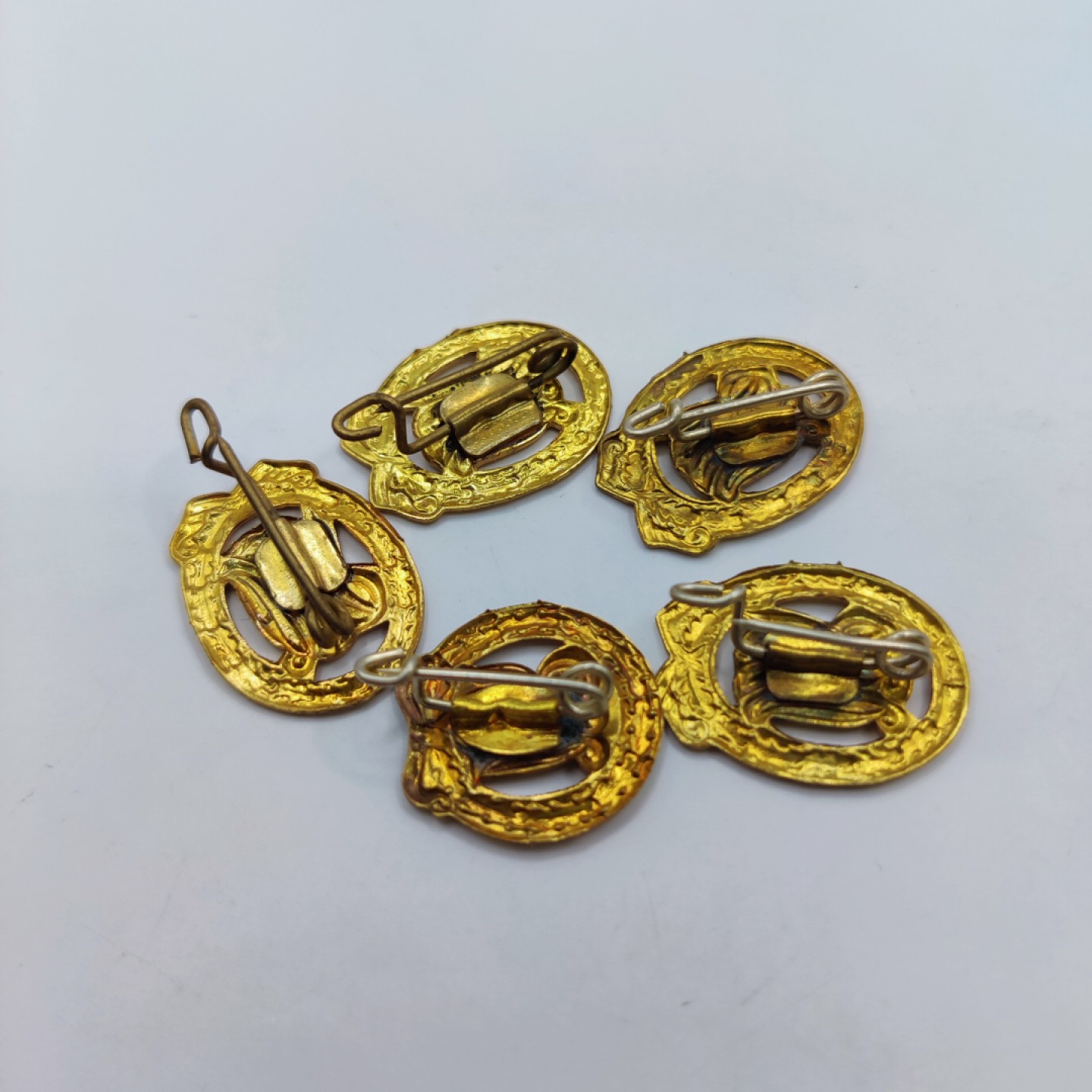 全场0元起拍 第10期 咸鱼国勋章拍卖专场 11月2日（周三）下午6：00开始 东德金级体能mini章 一组5个