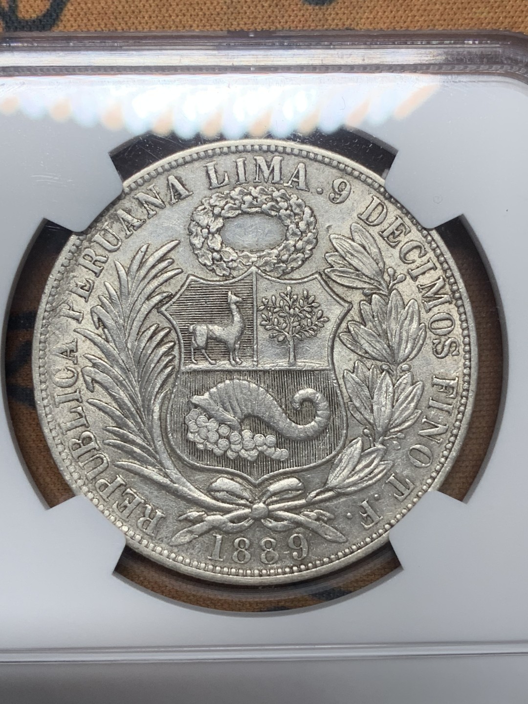 《竞宝斋》第111场-周日，周一 ，2场连拍（全场包邮） NGC-AU 秘鲁 坐人 1889 TF/BF 骑字版  1索尔 银币