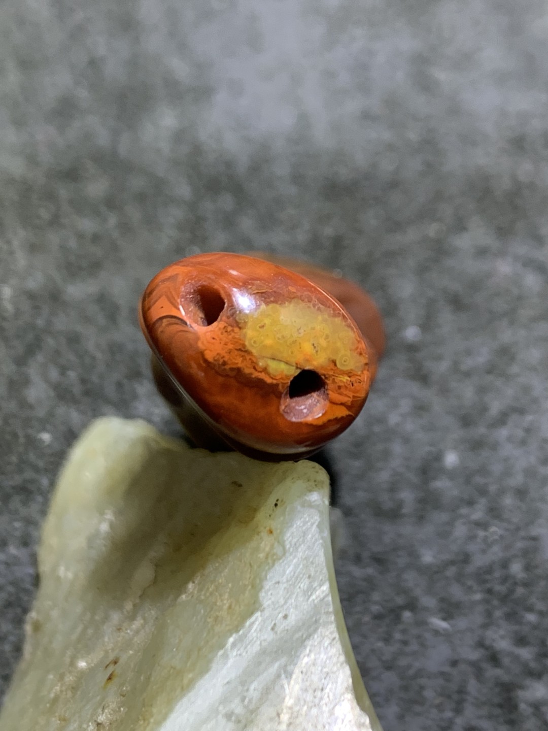 战国红玛瑙雕刻竹节通货吊坠一个，