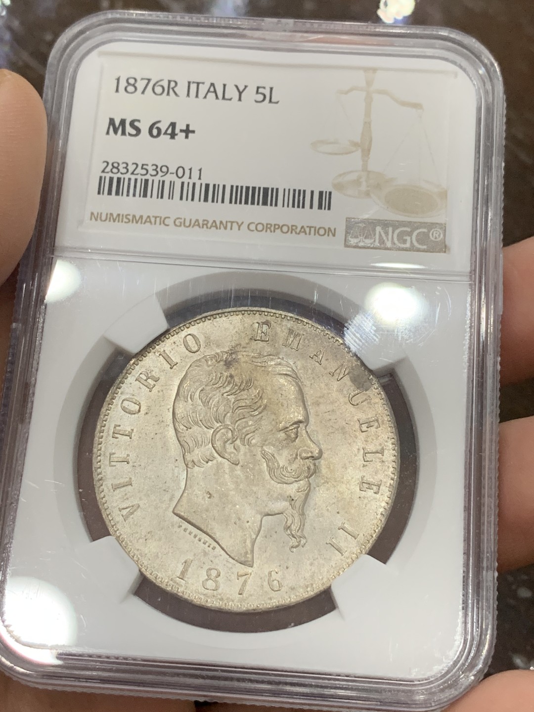 《竞宝斋》第111场-周日，周一 ，2场连拍（全场包邮） 唯一 冠军分 NGC-MS64+ 1876年意大利埃马努埃莱二世5里拉银币 流通大银能上63就很难了，这枚64+ 车轮转光，非常难得