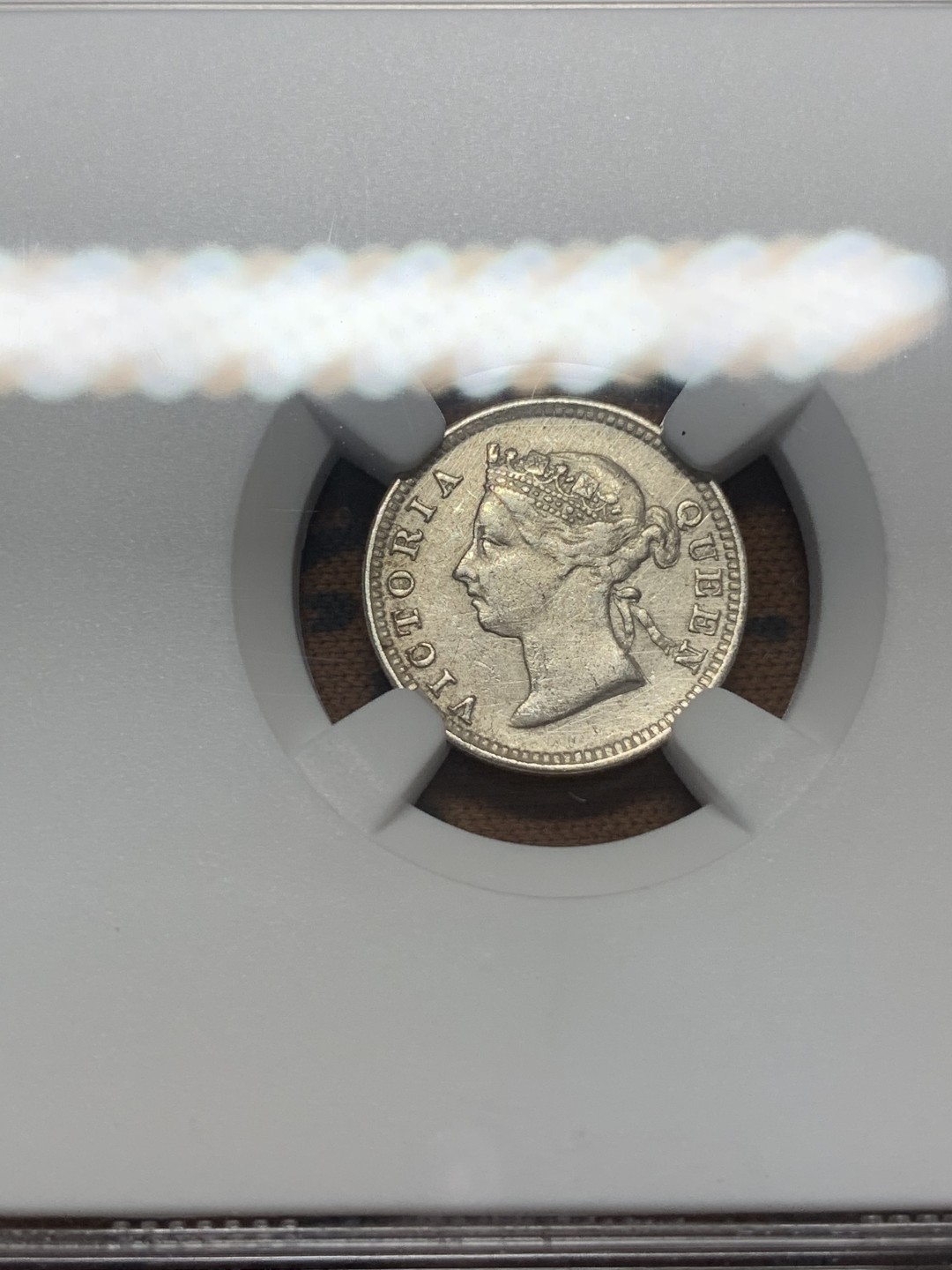 《竞宝斋》第111场-周日，周一 ，2场连拍（全场包邮） NGC AUD 1893 中国 香港  维多利亚女王 5仙 银币