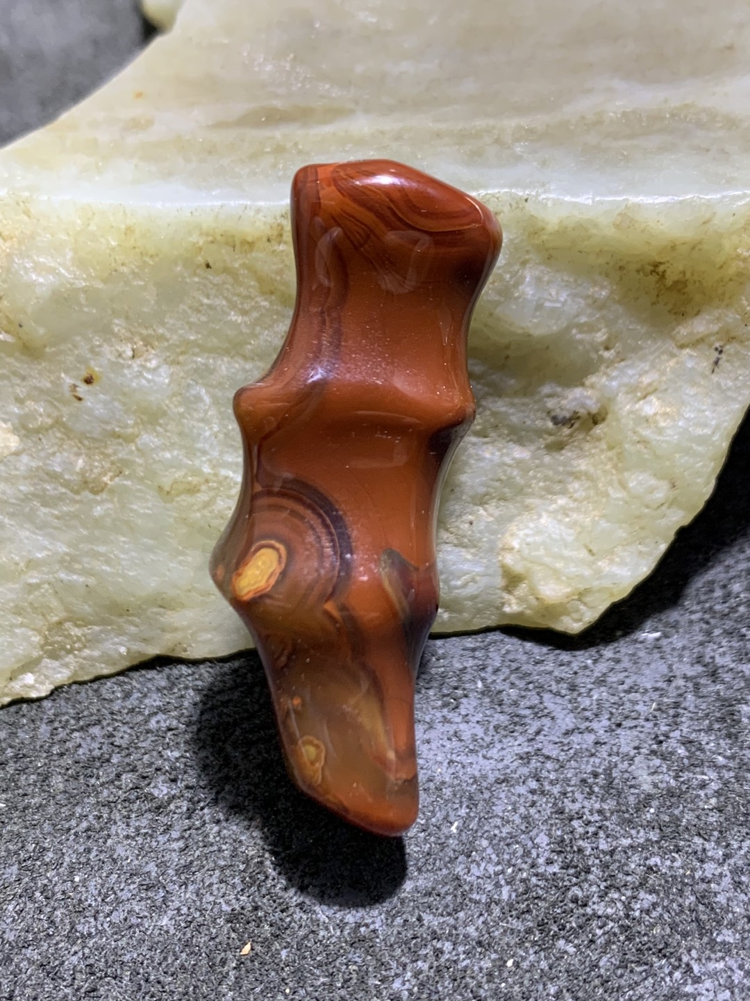 战国红玛瑙雕刻竹节通货吊坠一个，