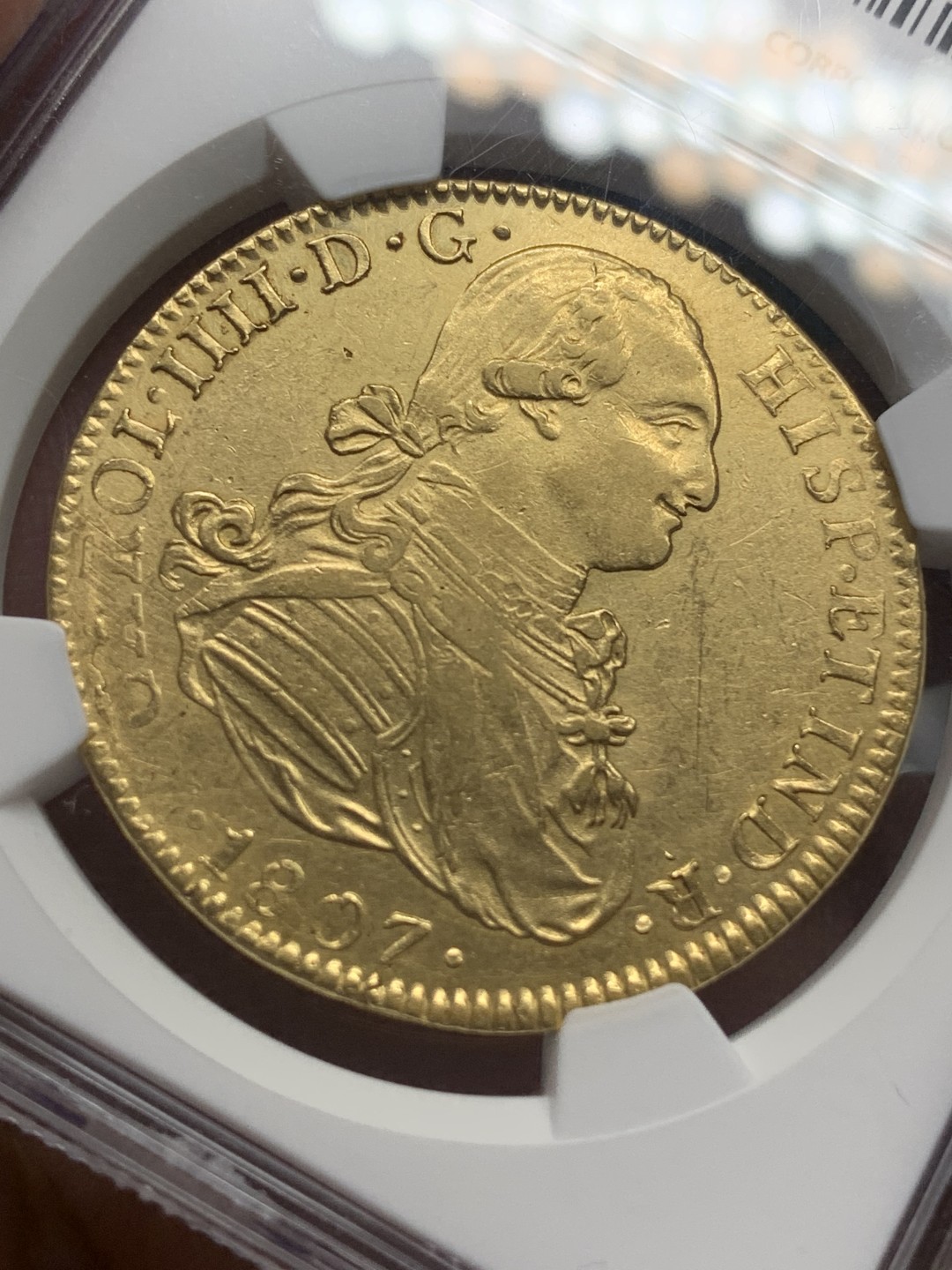 《竞宝斋》第111场-周日，周一 ，2场连拍（全场包邮） NGC-AU55 1807年西属墨西哥卡洛斯四世8埃斯库多金币 墨西哥的金币比哥伦比亚、智利、秘鲁都少见且昂贵，这枚币面干净没有铸缺 人物深打 难得